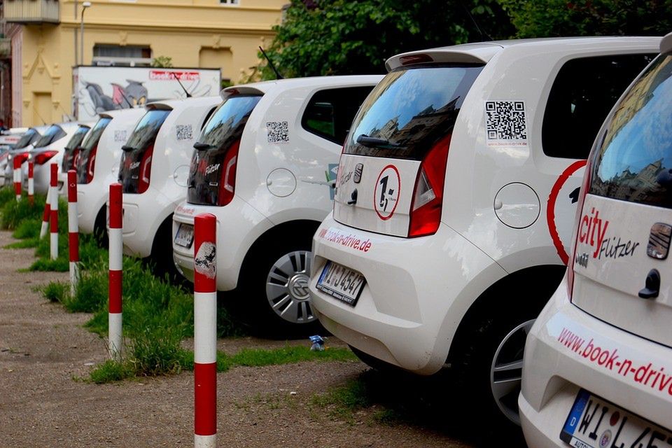 Spalinowym czy elektrycznym? 13 firm chce zaoferować carsharing w stolicy