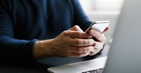 Podatek od smartfona. Zapłacą producenci? Ekspert odpowiada: "kłamstwo i bzdury. Ceny wzrosną"