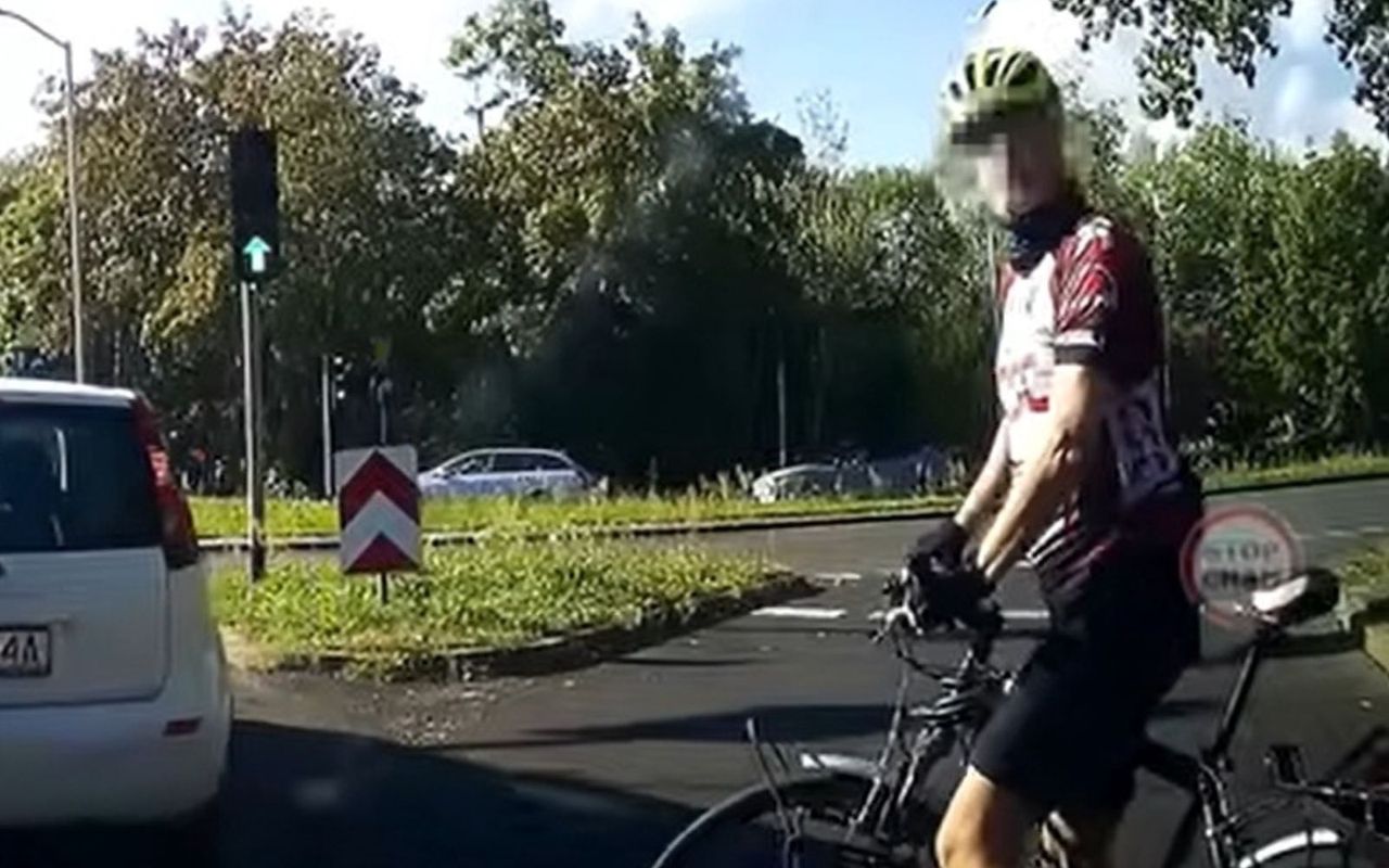 Napluł kobiecie na szybę auta. Nagranie z Katowic