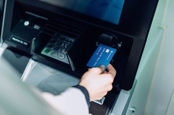Wiesz, jak zarządzać pieniędzmi na koncie bankowym? Sprawdź się w krzyżówce