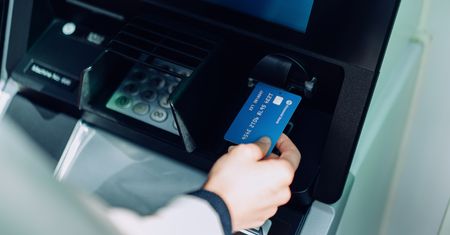 Wiesz, jak zarządzać pieniędzmi na koncie bankowym? Sprawdź się w krzyżówce