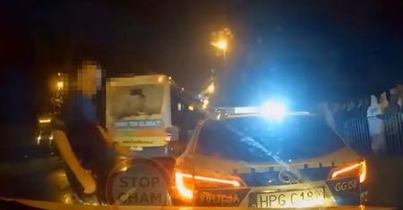 Policjant spowodował kolizję. "Co, nie widziałeś pan, że na światłach jadę?"