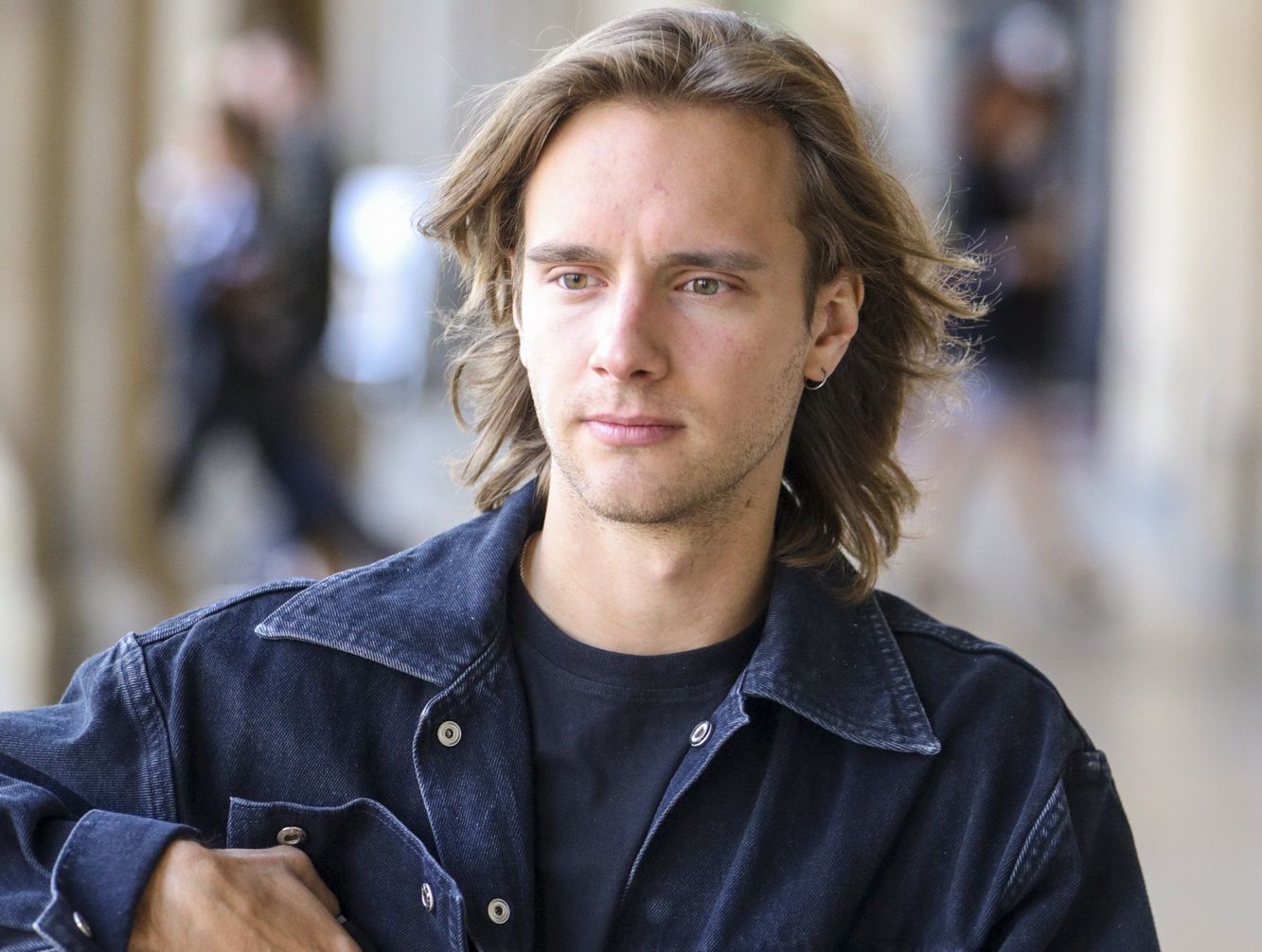Filip Radwanskikurtka granatowa, kurtka jeansowa, kurtka jeansowa granatowa, Mastercard OFF Camera, Mastercard OFF Camera - spotkanie z gwiazdami, Mastercard Off Camera 2020, zegarek, Festiwal Mastercard OFF Camera