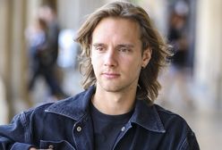 Maciej Musiał bez koszulki na łóżku. Fanki zachwycone