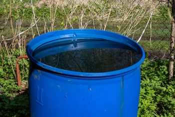 Nie rób tak z deszczówką. Kogo przyłapią, ten słono zapłaci