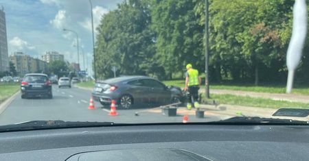 Honda uderzyła w latarnię na ul. Krańcowej. „Ktoś zajechał jej drogę”
