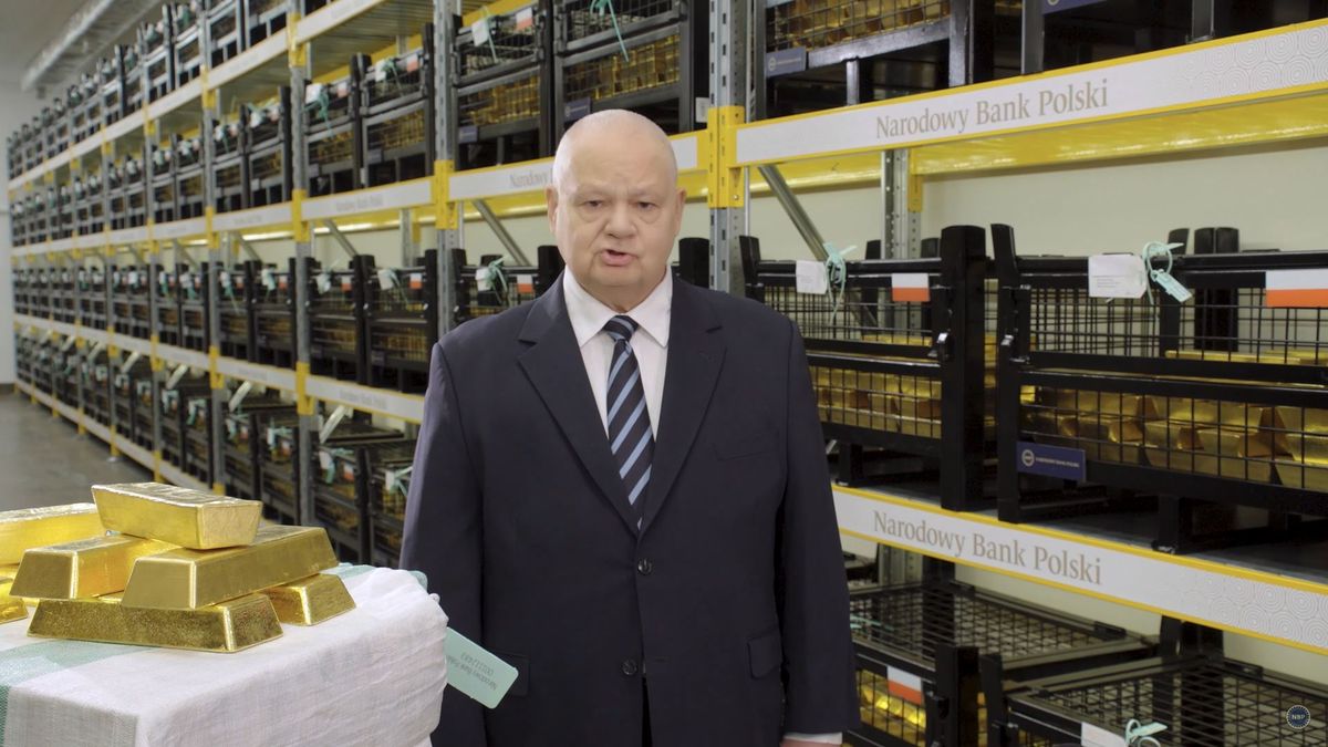 Adam Glapiński, prezes NBP, pokazuje jeden ze skarbców polskiego złota
