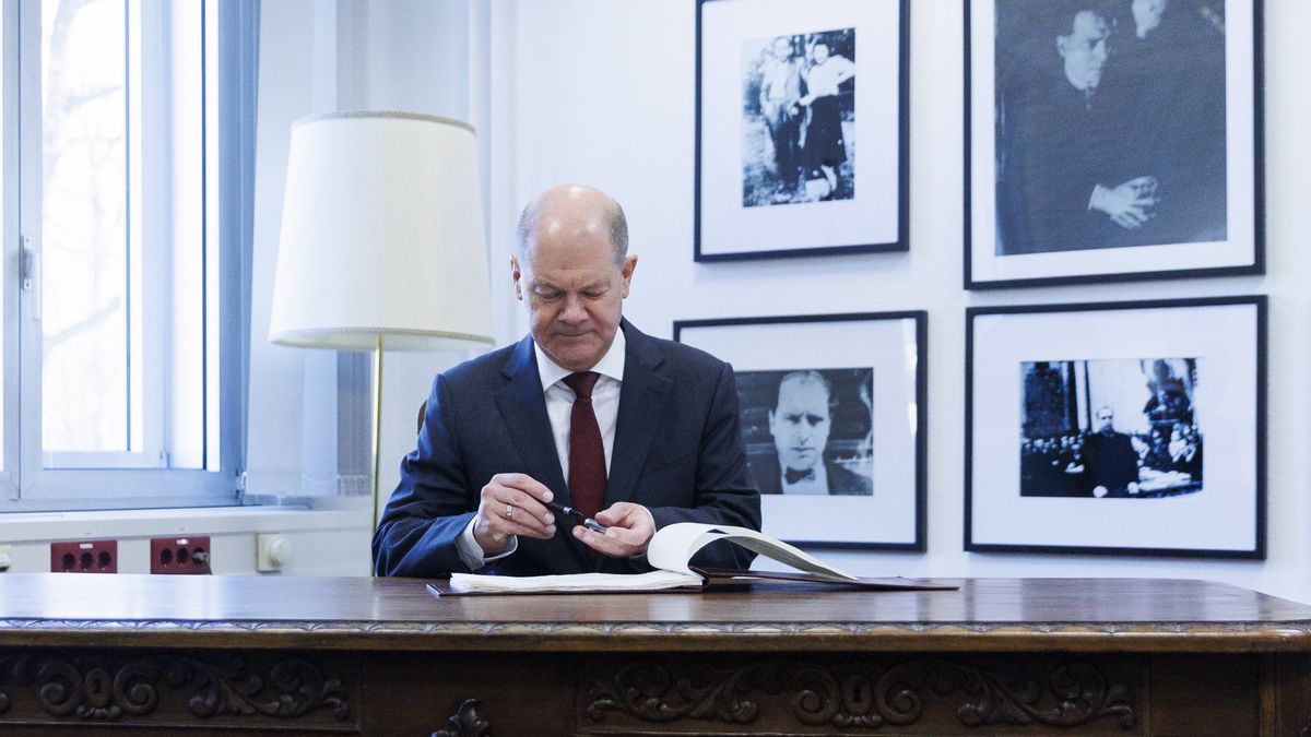 German Chancellor Olaf Scholz after signing the guest book during a visit at the territorial defence command of the Bundeswehr, Germany's armed forces, in Berlin, Germany, 28 February 2023. The command was reformed last year to introduce a more centralized command structure for the Bundeswehr's domestic roles, including a better preparedness for hybrid destabilization attempts. The creation of the new command was in part a reaction to Russia's ongoing war in Ukraine. EPA/Carsten Koall / POOL Dostawca: PAP/EPA.