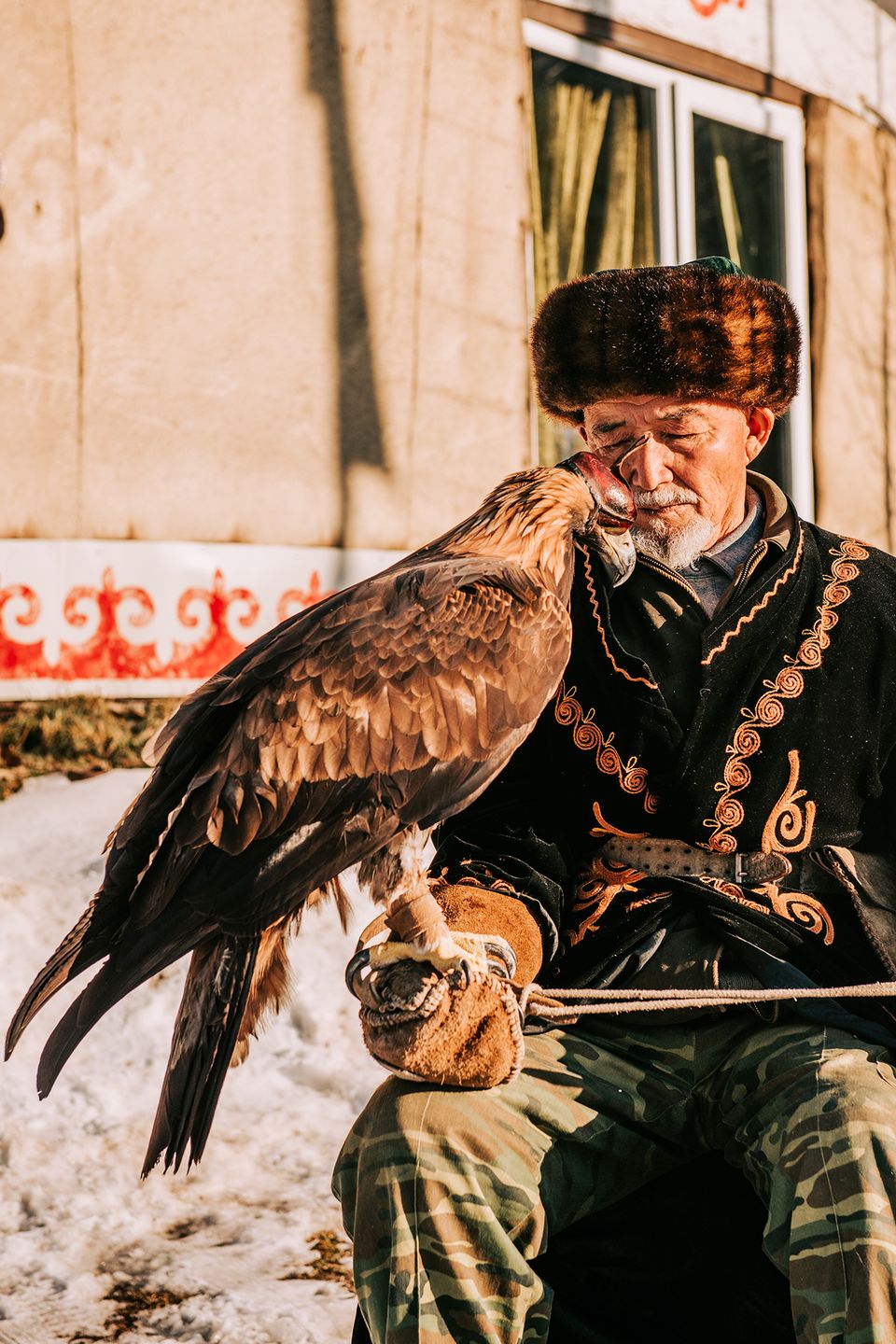 Patryk Biegański sfotografował kazachskiego trenera orłów. Ta więź jest piękna 6