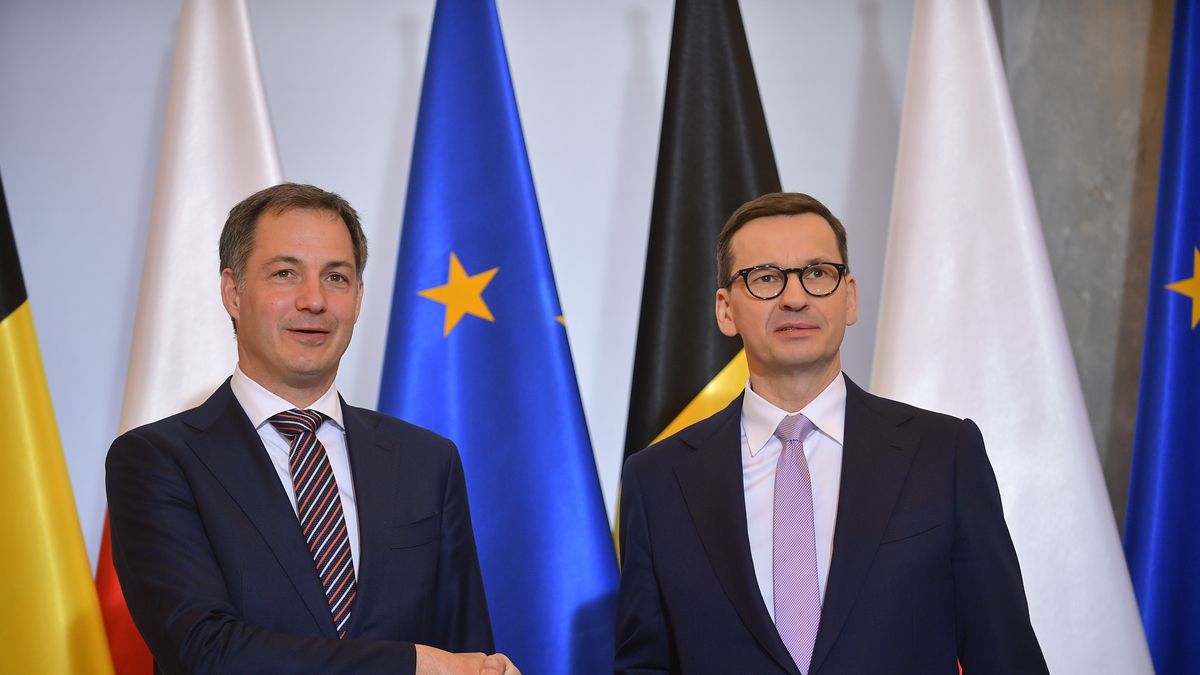 Warszawa, 11.04.2022. Premier Mateusz Morawiecki (P) i premier Belgii Alexander De Croo (L) podczas powitania przed spotkaniem w KPRM w Warszawie, 11 bm. (kf) PAP/Marcin Obara