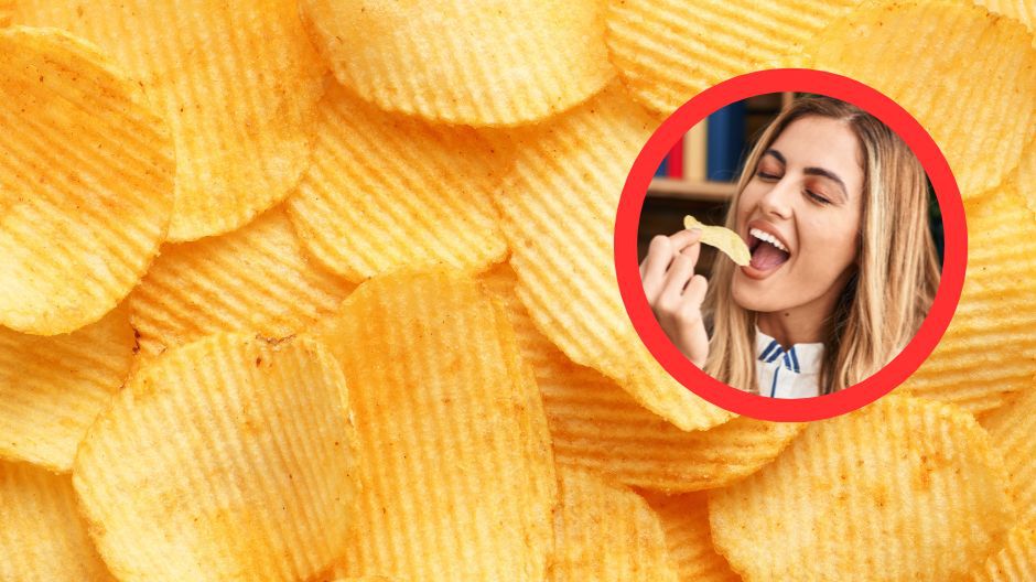 Nie jedz chipsów w ten sposób. Pochłoniesz jeszcze więcej kalorii niż zwykle