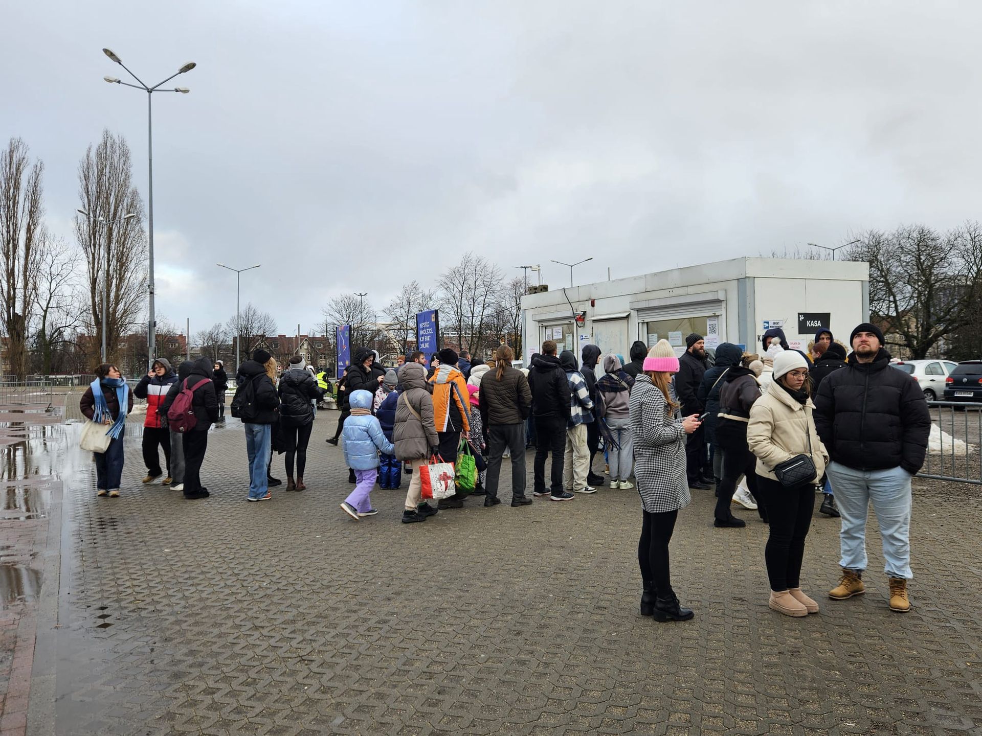 Choć biletów już nie ma, kolejka wciąż stoi. Wiele osób decyduje się kupić wejściówkę na późniejszą godzinę