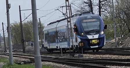 Przechodziła przez tory w niedozwolonym miejscu, nie reagowała na sygnały wydawane przez maszynistę. Skończyło się tragicznie