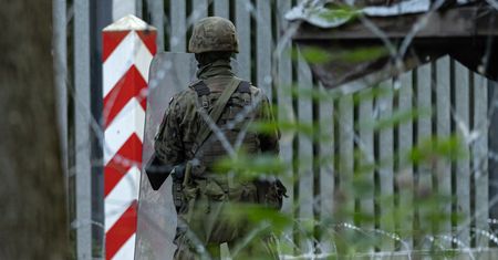 Żołnierze powinni strzelać do migrantów? Polacy jednoznacznie