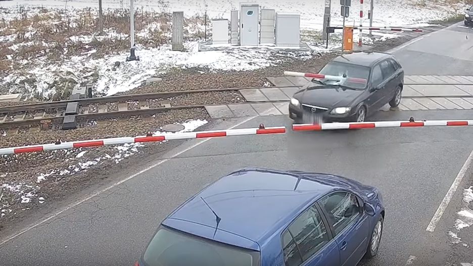 Wola Radziszowska. Uciekając przed policją staranował rogatki