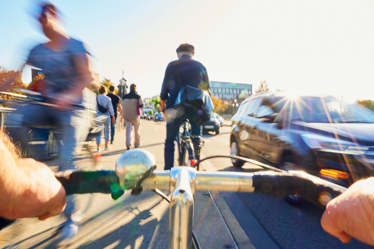 Jadąc chodnikiem, rowerzysta musi uważać na osoby "uprzywilejowane"