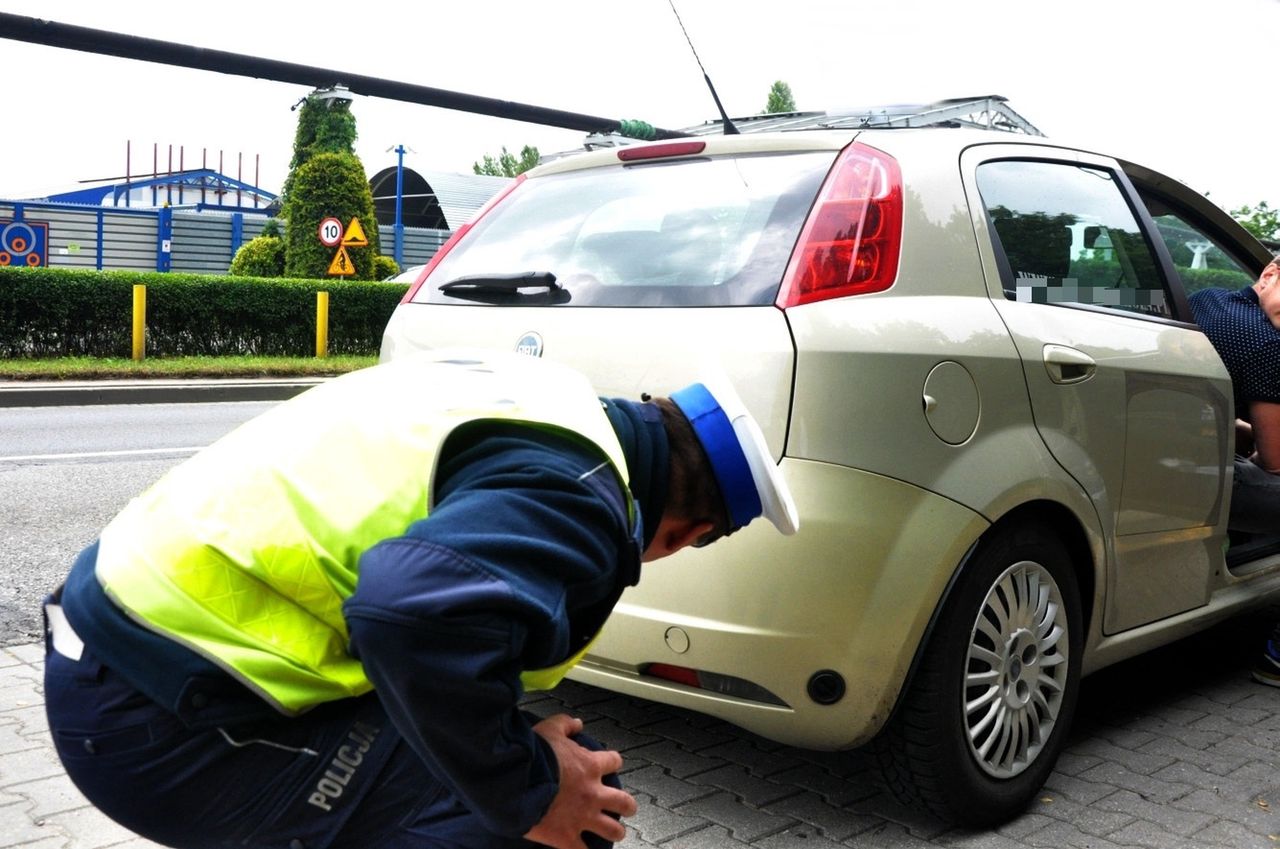 Policjanci kontrolują stan techniczny pojazdów