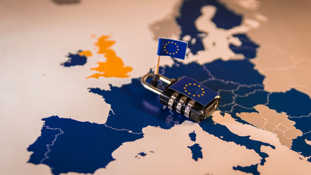 Kłódka na mapie jako metafora GDPR z depositphotos
