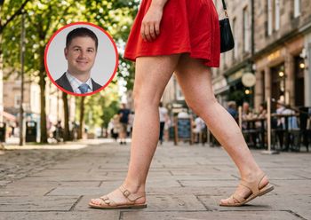 "Truskawkowe nogi" to zmora kobiet latem. Przyczyna jest jedna