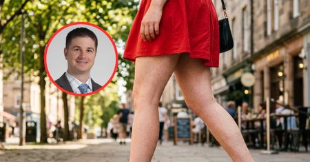 "Truskawkowe nogi" to zmora kobiet latem. Przyczyna jest jedna