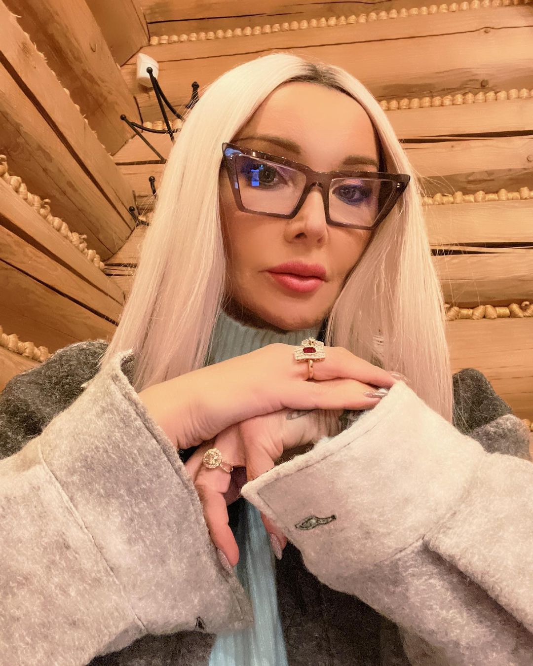 Ewa Minge w modnych okularach w kształcie kociego okaInstagram/eva_minge