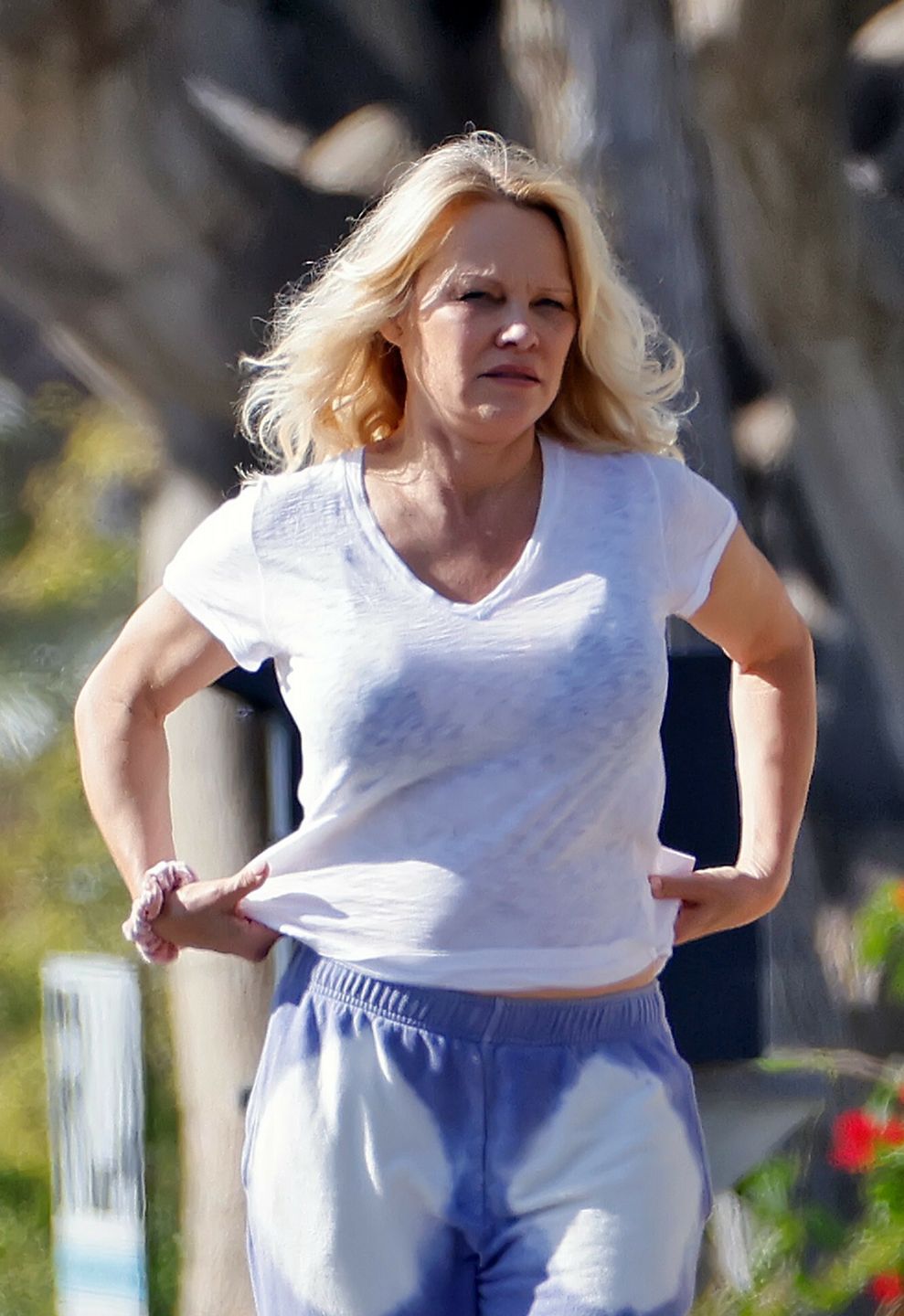 Pamela Anderson na spacerze z mężem "złotą rączką"