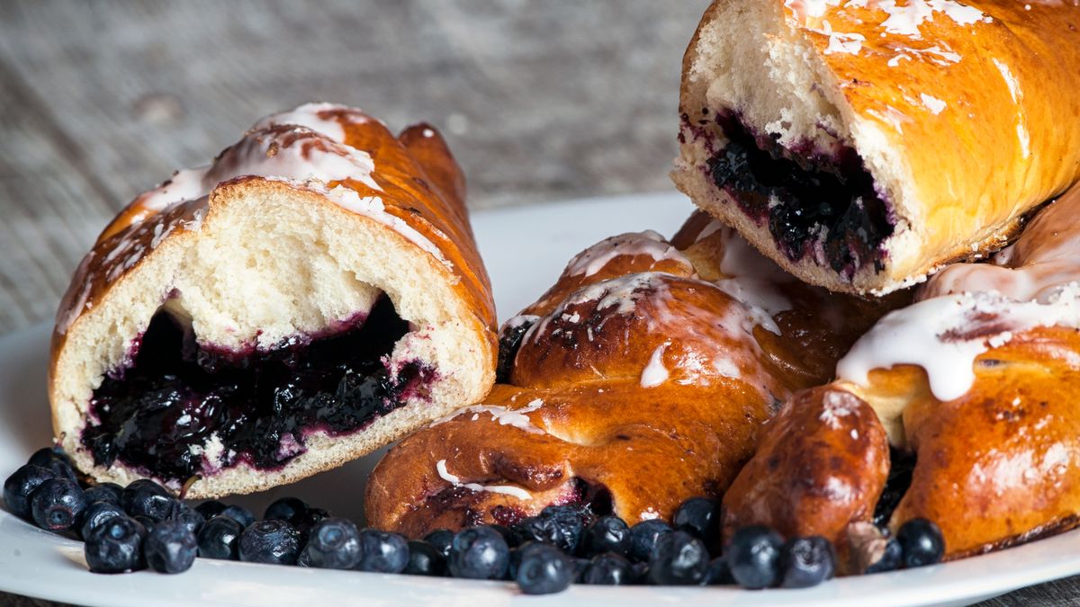 Jagodzianki na niebieskim talerzyku polane lukrem