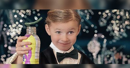 Kochający ojciec odtwarza z córką sceny filmowe. To dopiero miłość