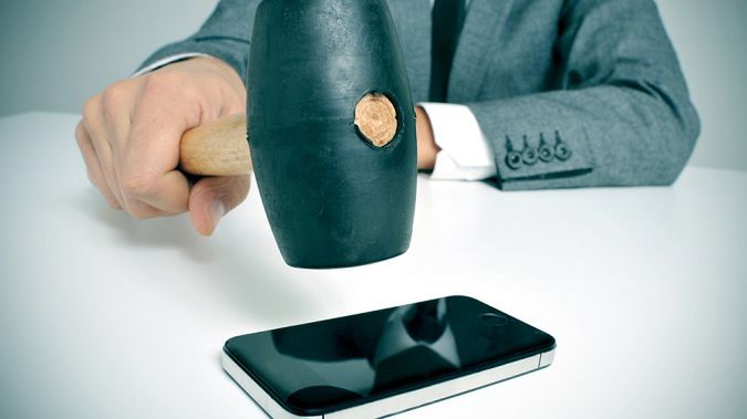 Smartfon kontra pociąg. Niszczenie sprzętu: najgłupsze testy w Sieci! 1