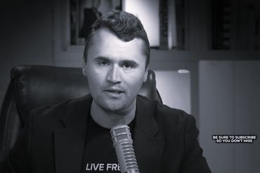 Charlie Kirk w swoim podcaście, YouTube