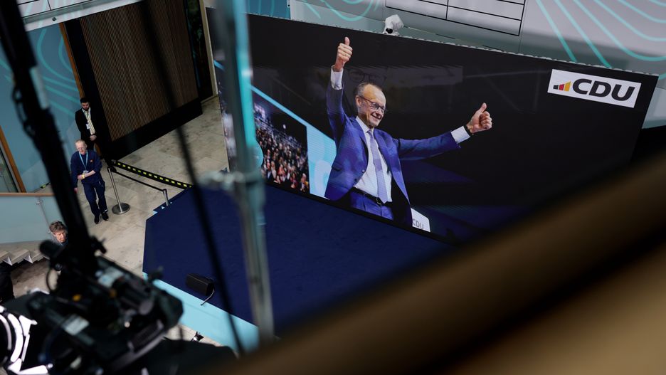 A picture of the chairman of the Christian Democratic Union (CDU) and chancellor candidate Friedrich Merz is seen on a screen prior to the Christian Democratic Union (CDU) election event in Berlin, Germany, 23 February 2025. About 60 million Germans are eligible to vote in the elections for a new federal parliament, the 20th Bundestag. EPA/HANNIBAL HANSCHKE Dostawca: PAP/EPA.
