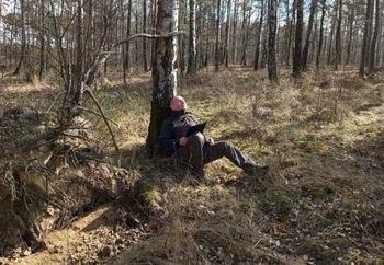 Leżał pod drzewem. Miał zamknięte oczy. Okazało się, że to leśnik