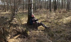 Leżał pod drzewem. Miał zamknięte oczy. Okazało się, że to leśnik