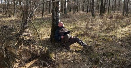 Leżał pod drzewem. Miał zamknięte oczy. Okazało się, że to leśnik