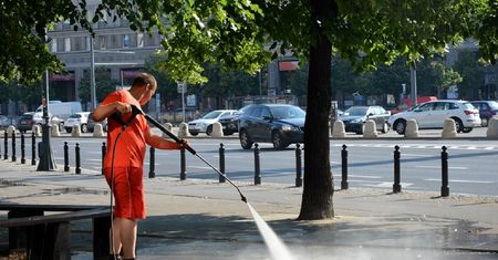 Polewają chodniki wodą. Ludzie zastanawiają się o co chodzi