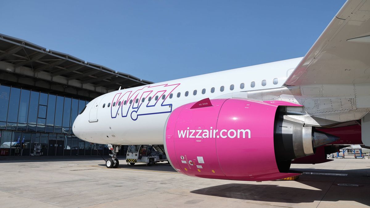 Airbus delivers for the first time china assembeled aircraft to a European client
epa10713966 A view shows the A321neo aircraft after it was delivered to Hungary's Wizz Air in Tianjin, China, 27 June 2023. Airbus has, for the first time, delivered an aircraft assembled in north China's Tianjin Municipality to a European client. Hungary's Wizz Air, the largest Central and Eastern European low-cost carrier, took delivery of its first A321neo aircraft assembled in Airbus' Final Assembly Line (FAL Asia) at an event in Tianjin on 27 June.  EPA/XINHUA / Song Rui CHINA OUT / UK AND IRELAND OUT  /       MANDATORY CREDIT  EDITORIAL USE ONLY 
Dostawca: PAP/EPA.
XINHUA / Song Rui