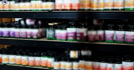 Fabryka fałszywych leków rozbita. Siedem osób zatrzymanych przez CBZC — grupa stworzyła własną "markę" sterydów i hormonów