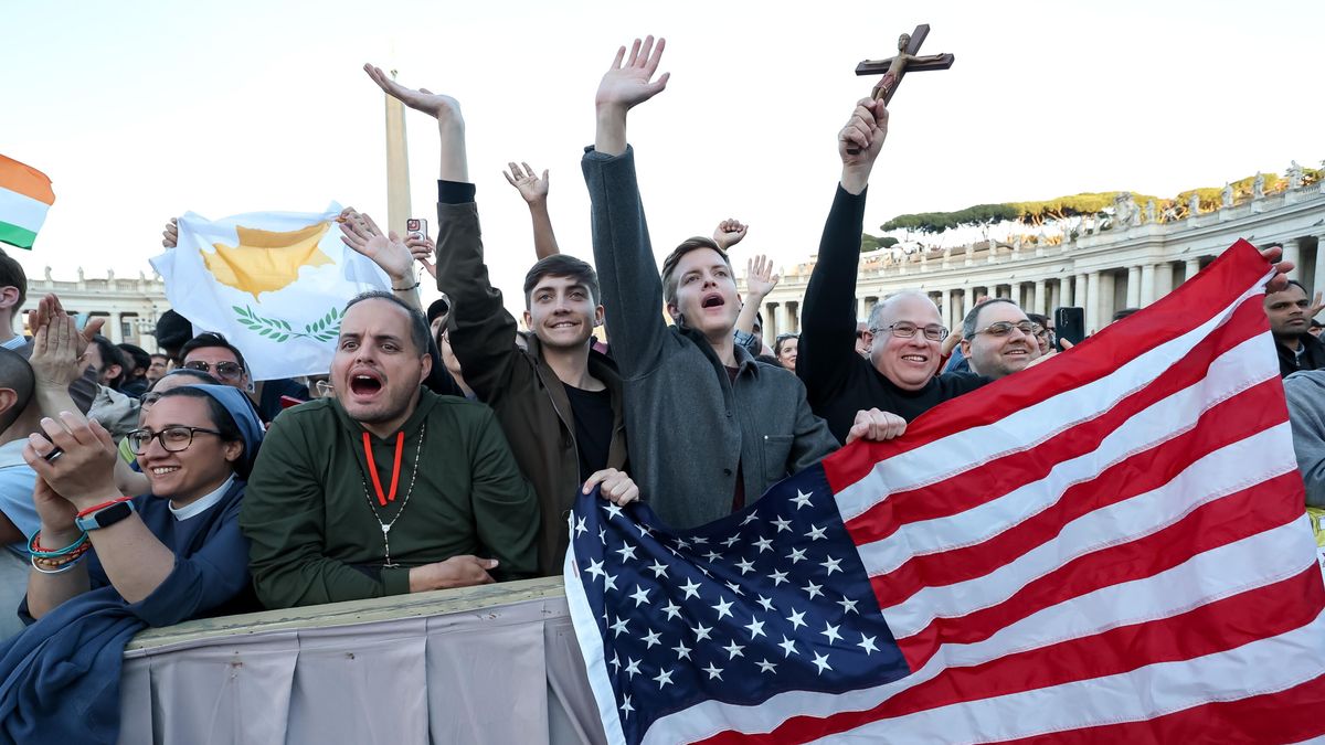 Na placu świętego Piotra nowego papieża witał tłum wiernych