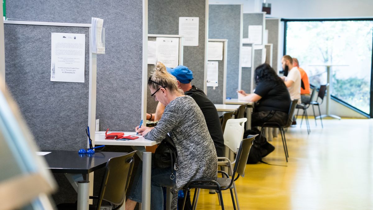 urząd praca urzędnik bezrobotni bezrobocie urząd pracy pośredniak