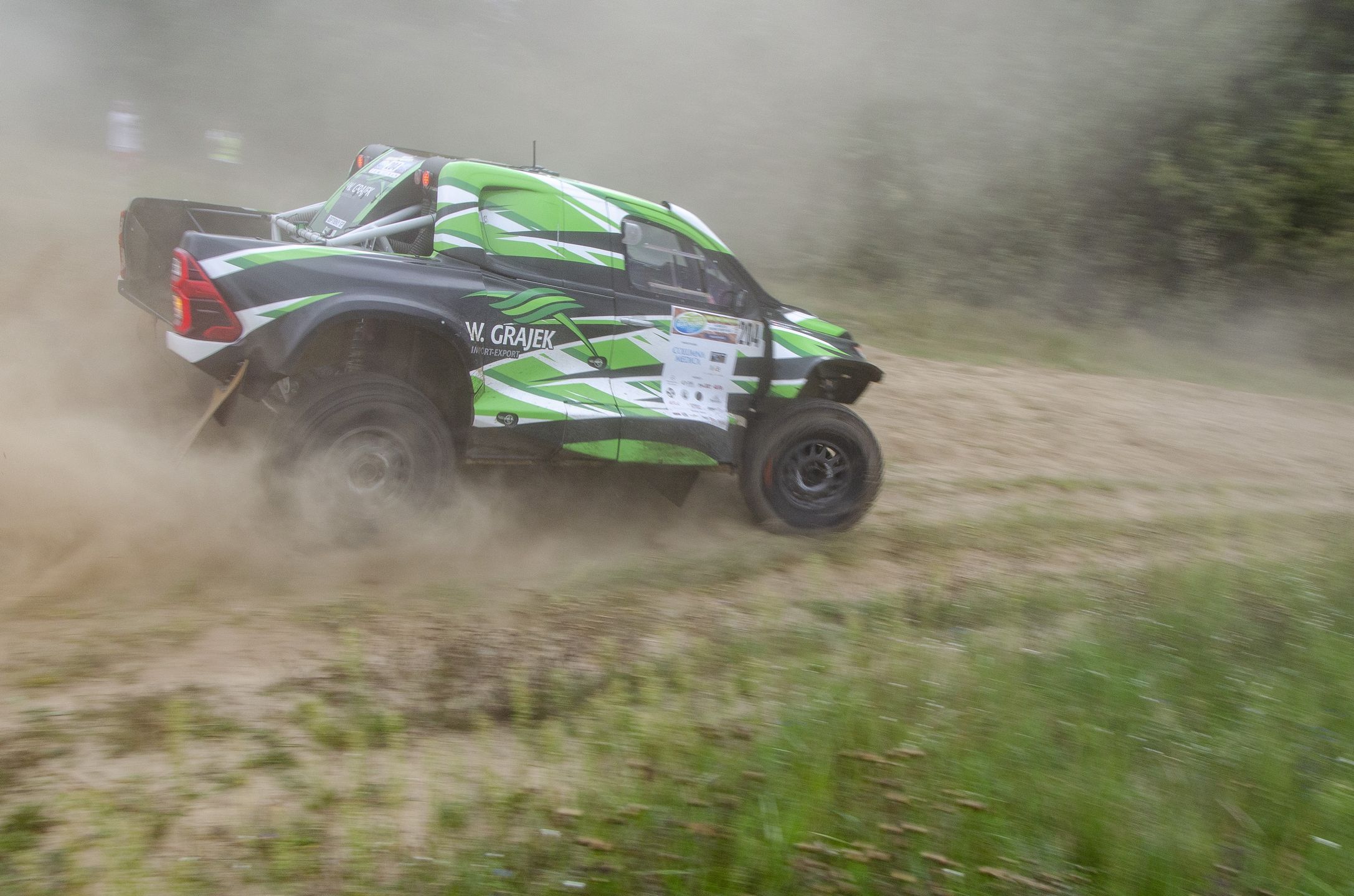 Grajek nie musi być szybki, by go oglądać. Jego toyota robi show! 