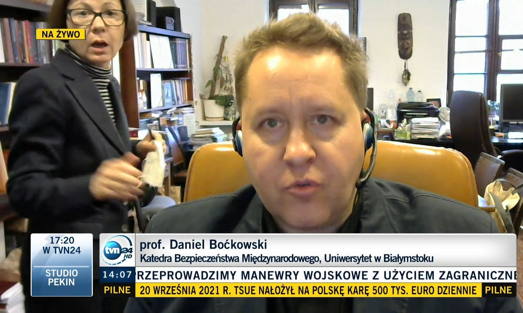 Za plecami gościa pojawiła się kobieta