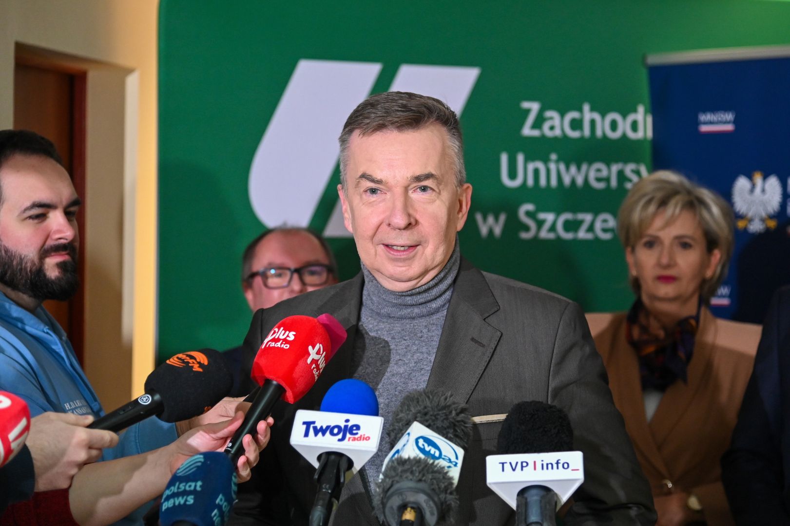 Szczecin, 18.11.2024. Minister nauki i szkolnictwa wyższego Dariusz Wieczorek (C) podczas konferencji prasowej w Domu Studenckim "Amicus" w Szczecinie, 18 bm. Konferencja dot. środków ministerialnych przekazanych na remonty akademików w Polsce, w tym na akademiki Zachodniopomorskiego Uniwersytetu Technologicznego. (jm) PAP/Marcin Bielecki