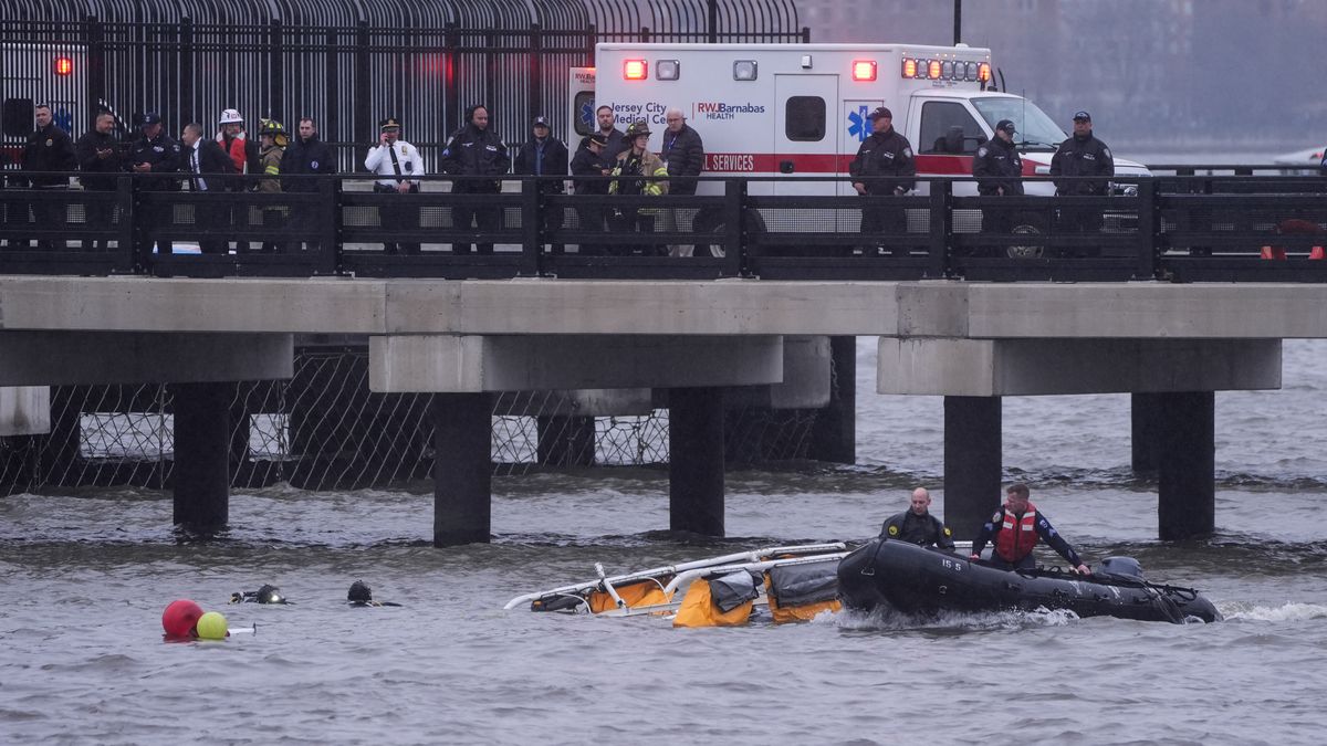 Rozbity helikopter w wodach rzeki Hudson