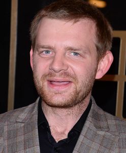 Pojawił się na premierze w niecodziennej fryzurze. Nieźle zaszalał