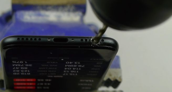 Żart z przewiercaniem iPhone’a 7 staje się viralem, część naiwnych internautów ze zniszczonymi smartfonami (wideo)