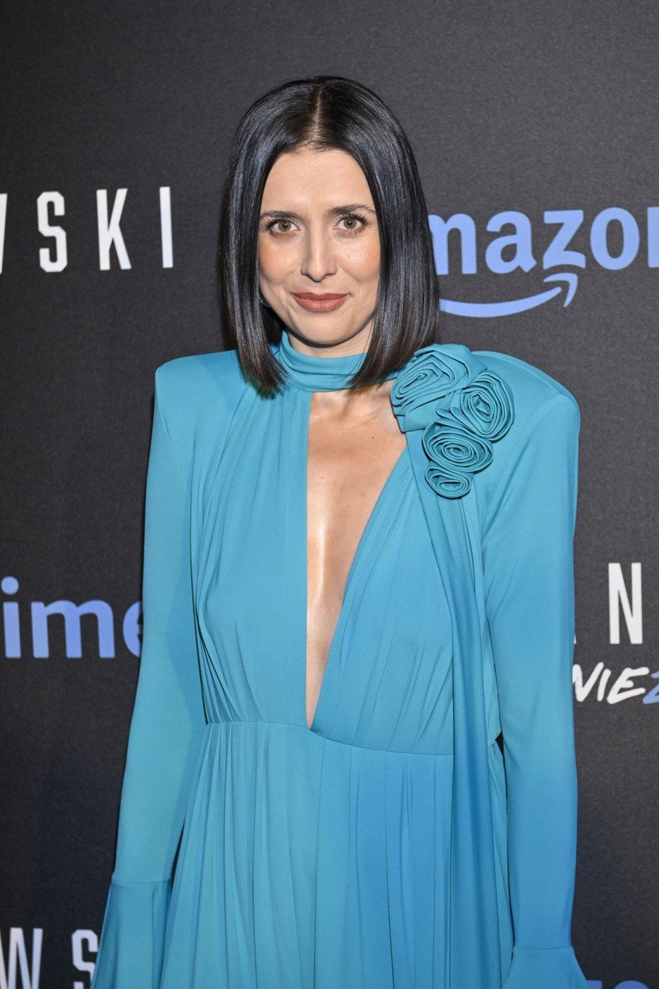Na premierze filmu dokumentalnego &#34;Lewandowski-Nieznany&#34; również nie mogło zabraknąć siostry znanego piłkarza. Jej kreacja w lazurowym kolorze zachwyciła fotografów.