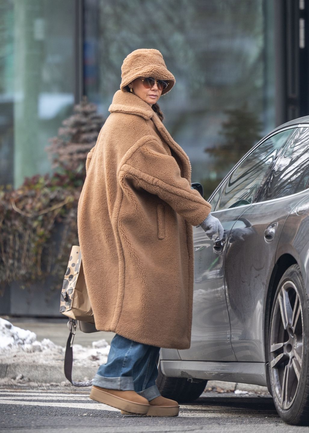 Kinga Rusin opuszcza ulubioną restaurację i ładuje się do porsch