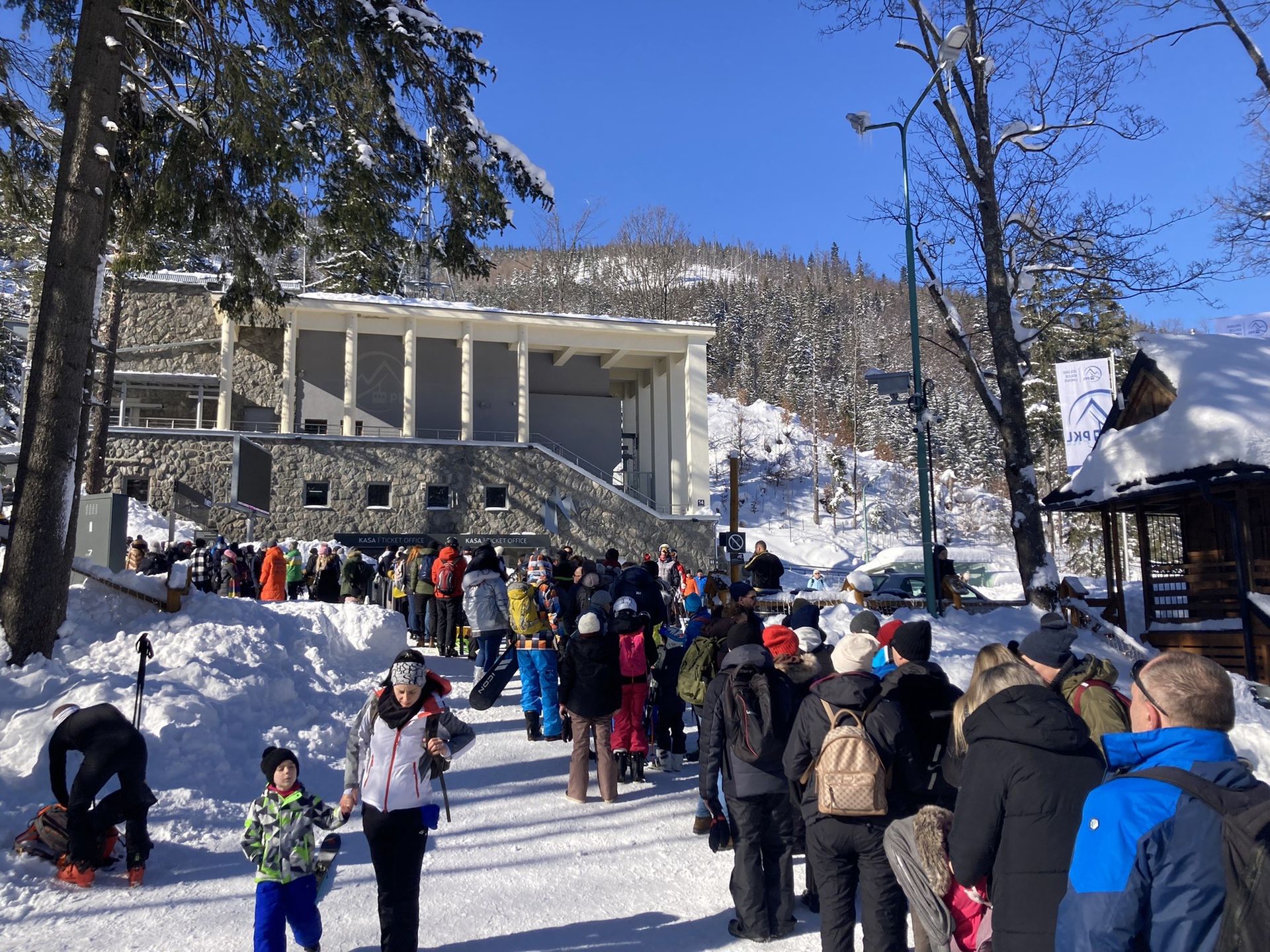 Kolejka do kas przy dolnej stacji a Kasprowy Wierch