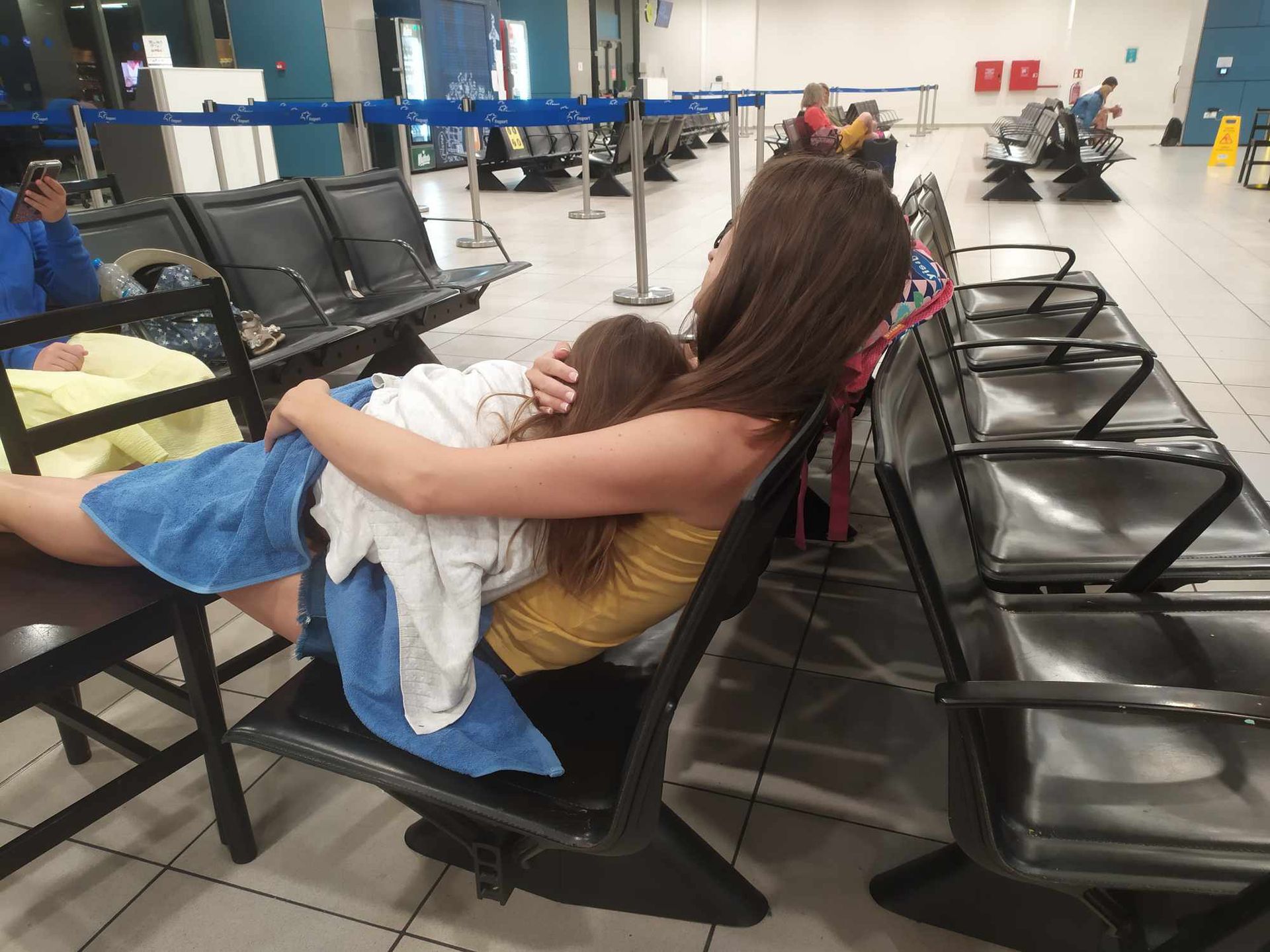 Około 200-osobowa grupa Polaków w oczekiwaniu na powrót z Rodos do Warszawy