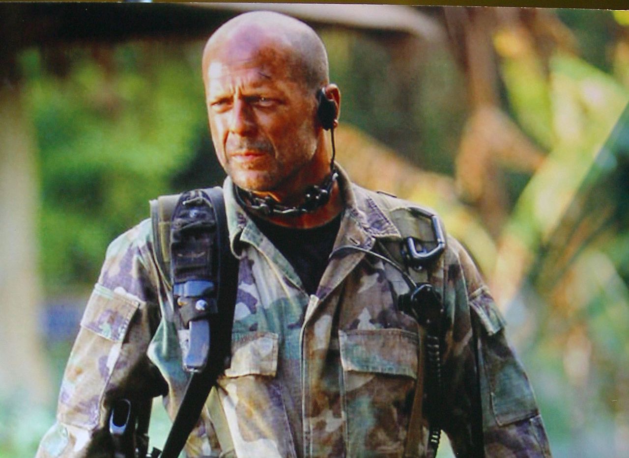 Słuchawka w uchu, mało dialogów. Bruce Willis wiedział, że choruje